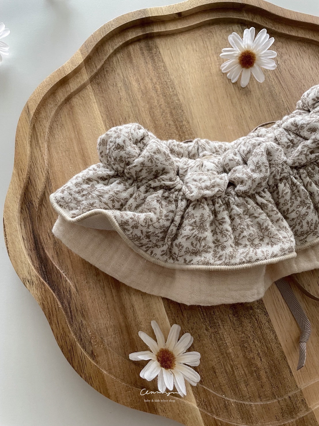 canelé frill bib / Muguet & La.na
