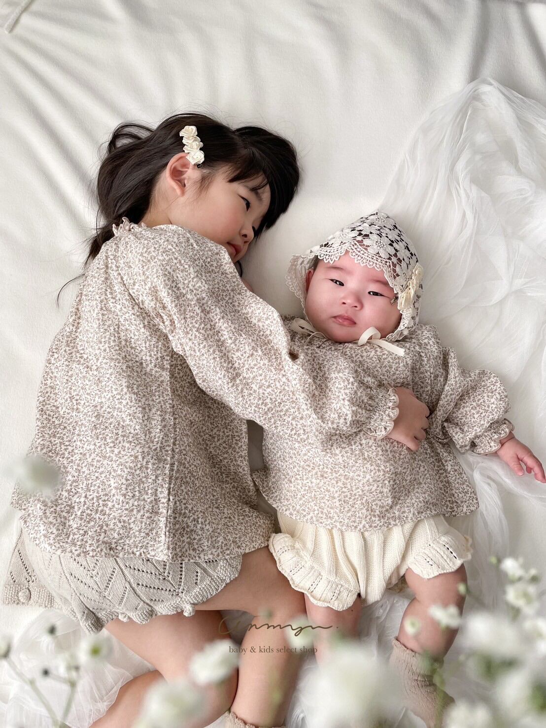 Knitting ribbon baby bloomer