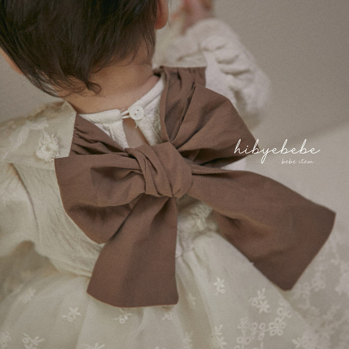 Margaret ribbon bib / hi bye bebe